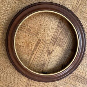 Van Hygan & Smythe Round Wooden Plate Frame – Fits 8.5” Collector Plate